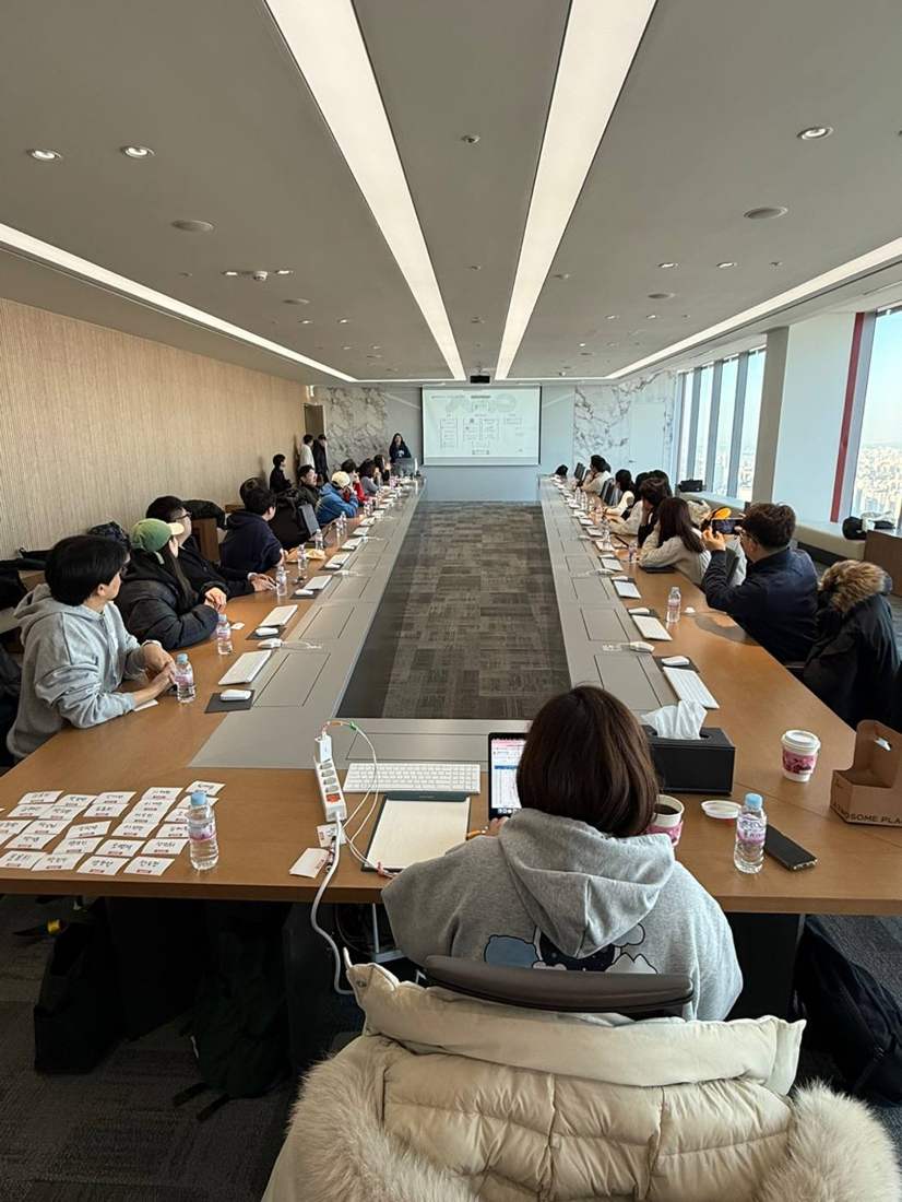 긴 테이블에 둘러앉아 3시간