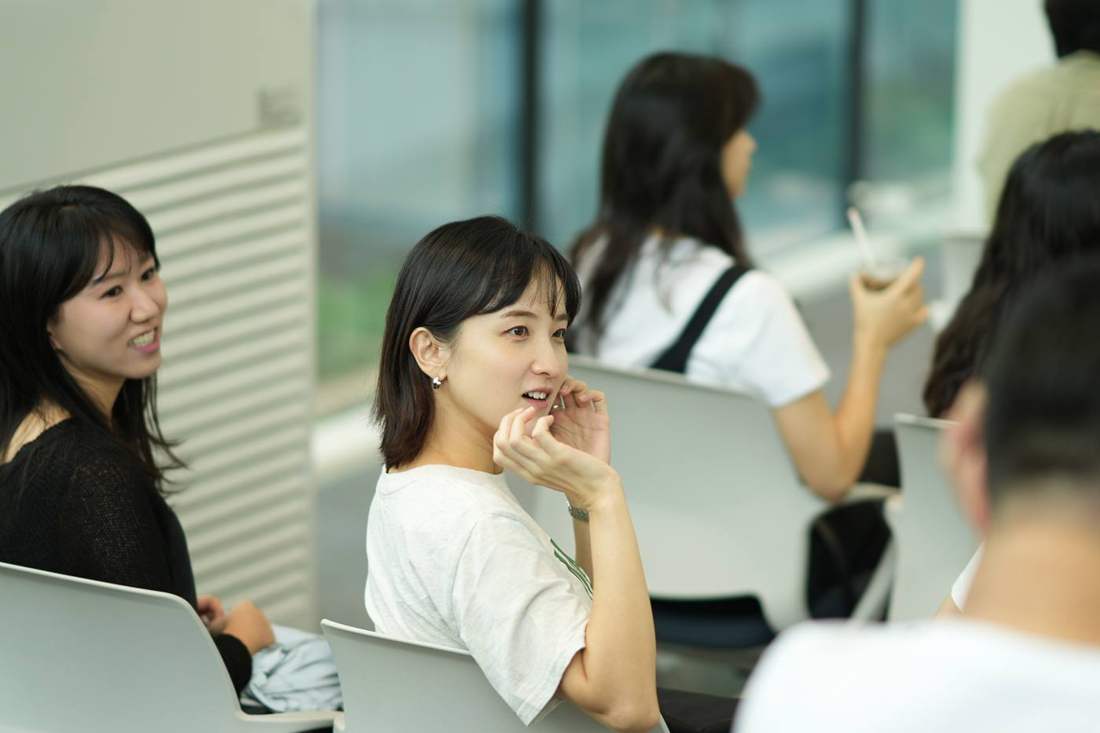 토론이 시작되면 표정이 달라집니다