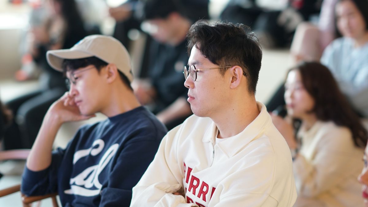 세션에 참여해 듣고 있는 참가자들